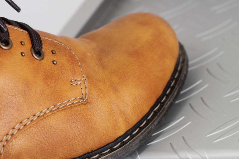 tritt auf fensterbank